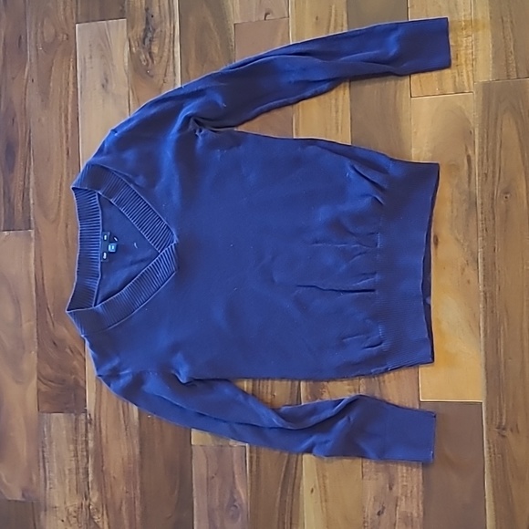 🎁2/$25 Size small GAP v-neck sweater - Picture 1 of 3